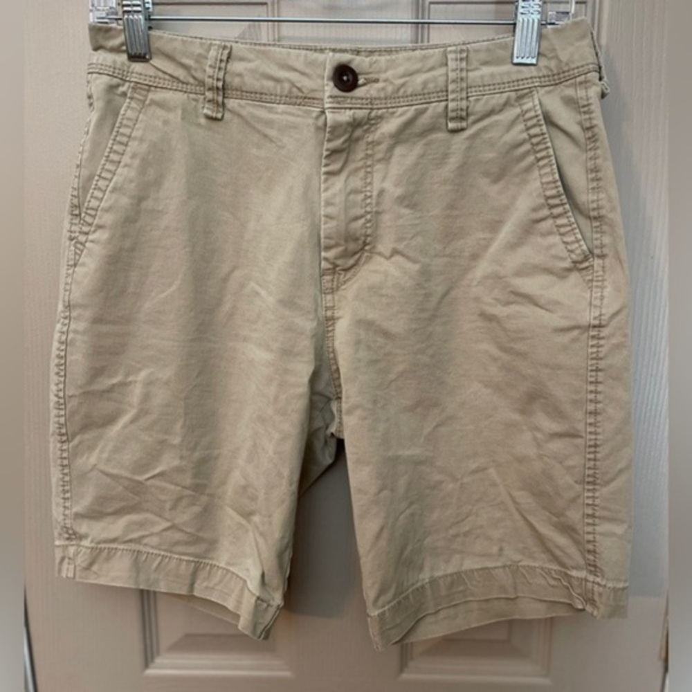 Aeropostale men’s khaki flat front shorts. Size 29, 9” inseam.